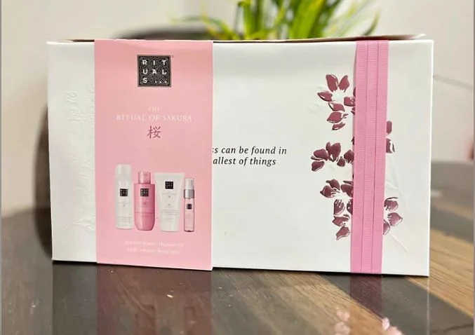 طقم العناية ريتوالز ساكورا وردي الأصلي – الحجم الصغير